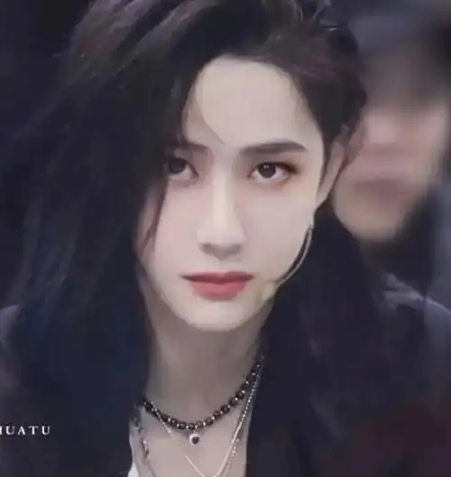 王一博女装照好像鞠婧祎