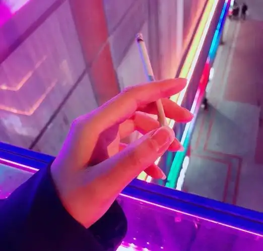 闺蜜说抽烟的男人最有男人味儿,没有老公,自己燃支烟尝尝啥味儿.