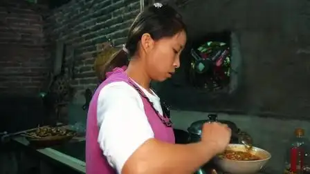 包立春过生日,桃子姐做两桌硬菜招待亲戚朋友,大家吃得开开心心