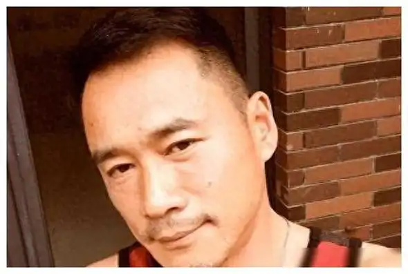 54岁"武松"丁海峰,美国树林砍柴烤肉,豪宅生活曝光|演员|水浒传|勇敢