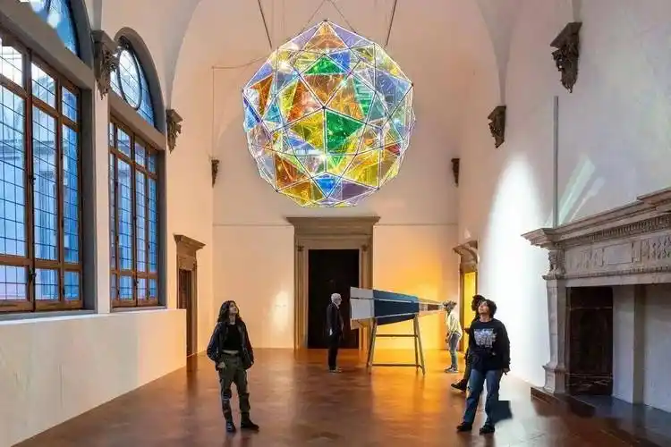 olafur eliasson的装置通过镜子创造了完美圆圈错觉_艺术网_景观_观众