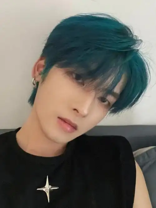 绿色的头发配合护色洗发水维持了一个半月蓝渐变绿混合色广州男士发型