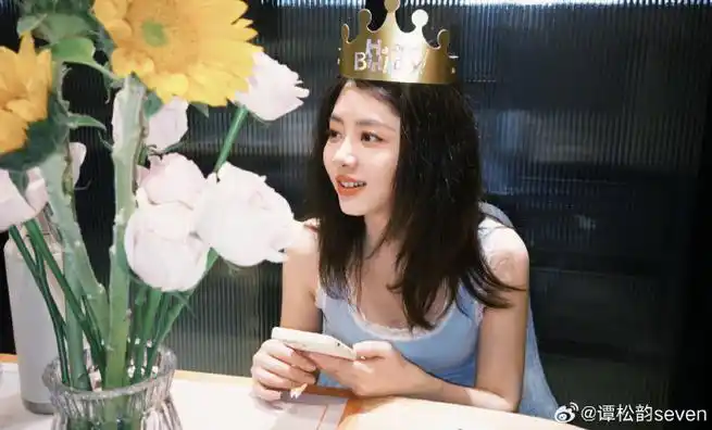 谭松韵分享生日宴会美照,素雅不失奢华,笑容甜美宛如世界小姐