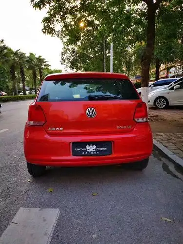 红色的大众polo也太骚气了吧,应该很多女士都喜欢它.