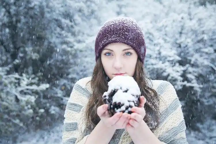 冬季雪中的女孩超清晰电脑壁纸图片_美女壁纸_3g壁纸