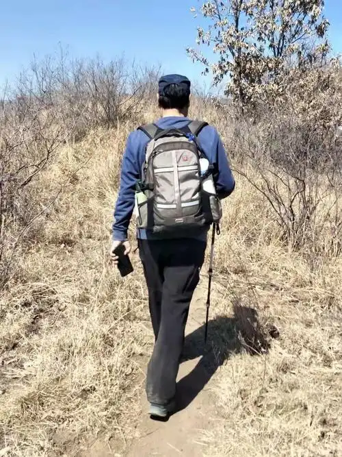 爬野山的男人.背影都是这么巍峨高大.