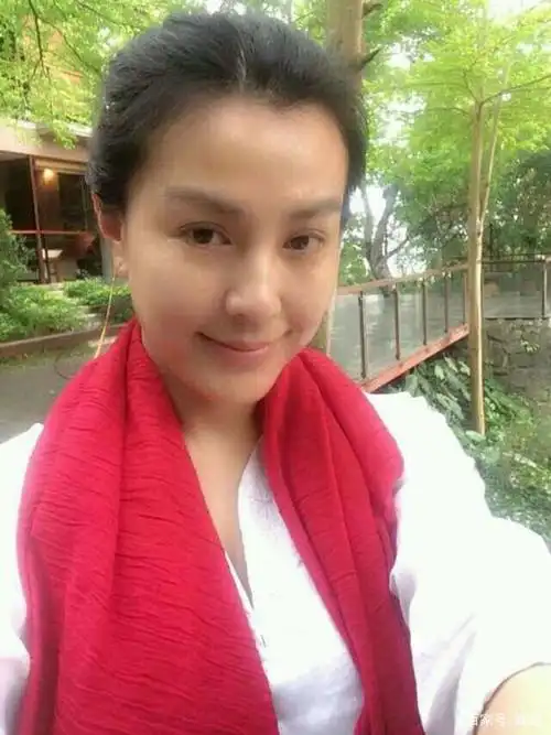 45岁"第一绿叶美女"朱晏晒照,脸部僵硬认不出,展示茶艺心情好