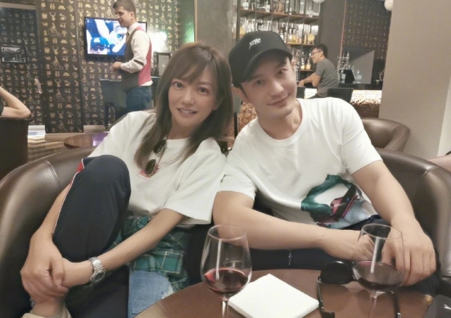 赵薇,黄晓明活动上坐一起看一部手机,一旁外国友人表情抢镜!