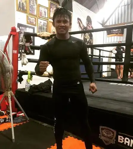 播求晒肌肉照向一龙示威,只有他的身材媲美李小龙?