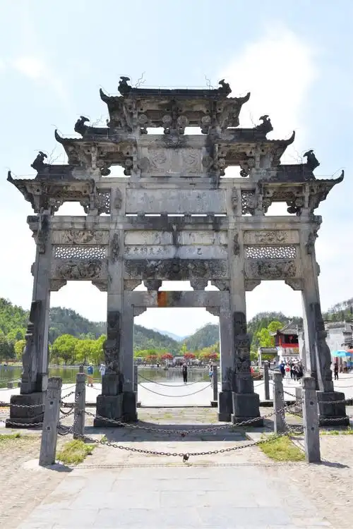 西递村口的古牌楼,始建于宋朝(宋哲宗)年间.