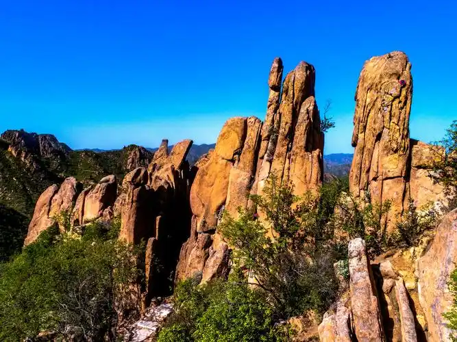 一柱擎天元阳石,造化奇观五月冰,绿树坚冰同框,阴阳呼应大黑山