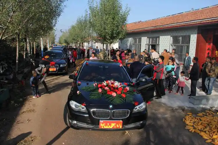 实拍山东农村婚礼豪华车队 奔驰宝马奥迪排长龙