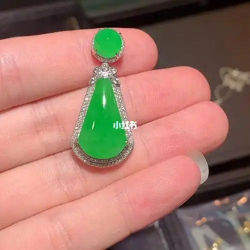 缅甸天然冰种阳绿18k伴钻镶嵌翡翠水滴吊坠