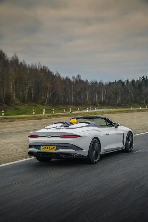 白色宾利敞篷超跑限量12台bentleymullinerbacalar