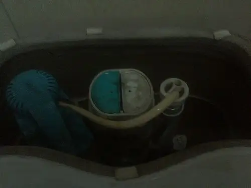 马桶水箱不知道怎么了,一直上水水满了就溢出,要不就不上水,望大手给