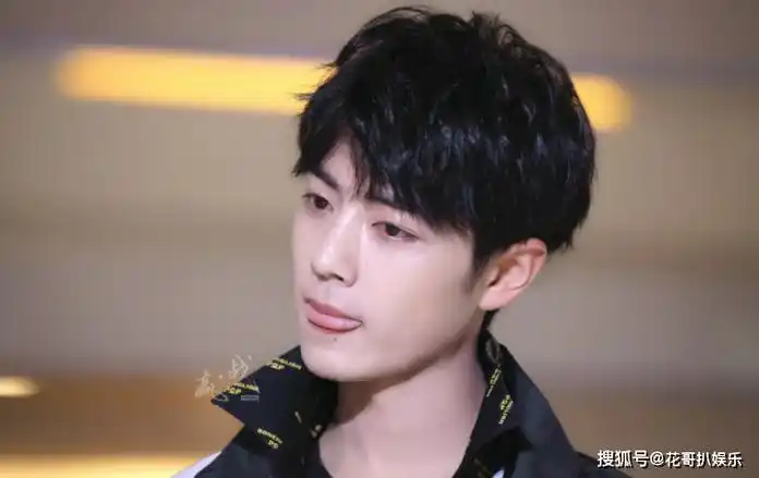 肖战卷入养嫂子事件,被扒与经纪人关系暧昧,戴同款项链共同过年_张晶