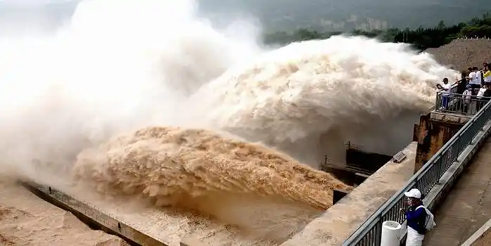 黄河小浪底水库泄洪现场