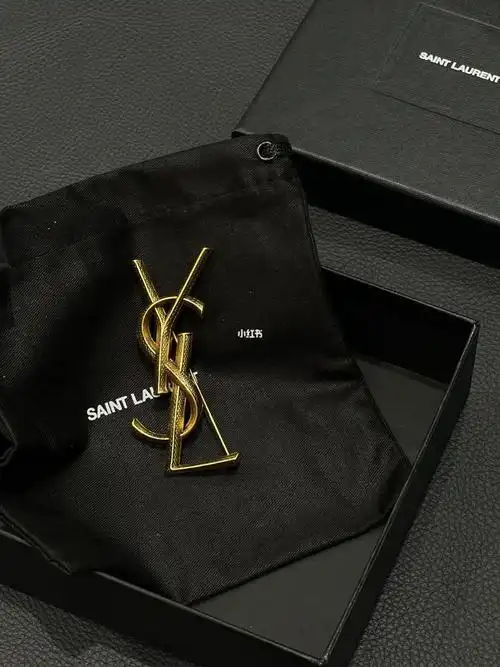 ysl蛇纹胸针一整个高级住了