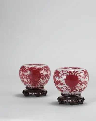 康熙《釉里红牡丹纹苹果尊》