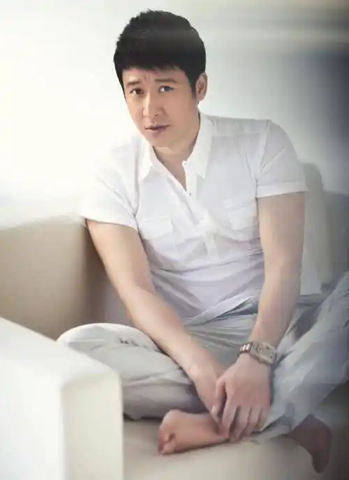 爆红,出道多年零绯闻,却因挡住小鲜肉被推开_张国强_因为_王晓男