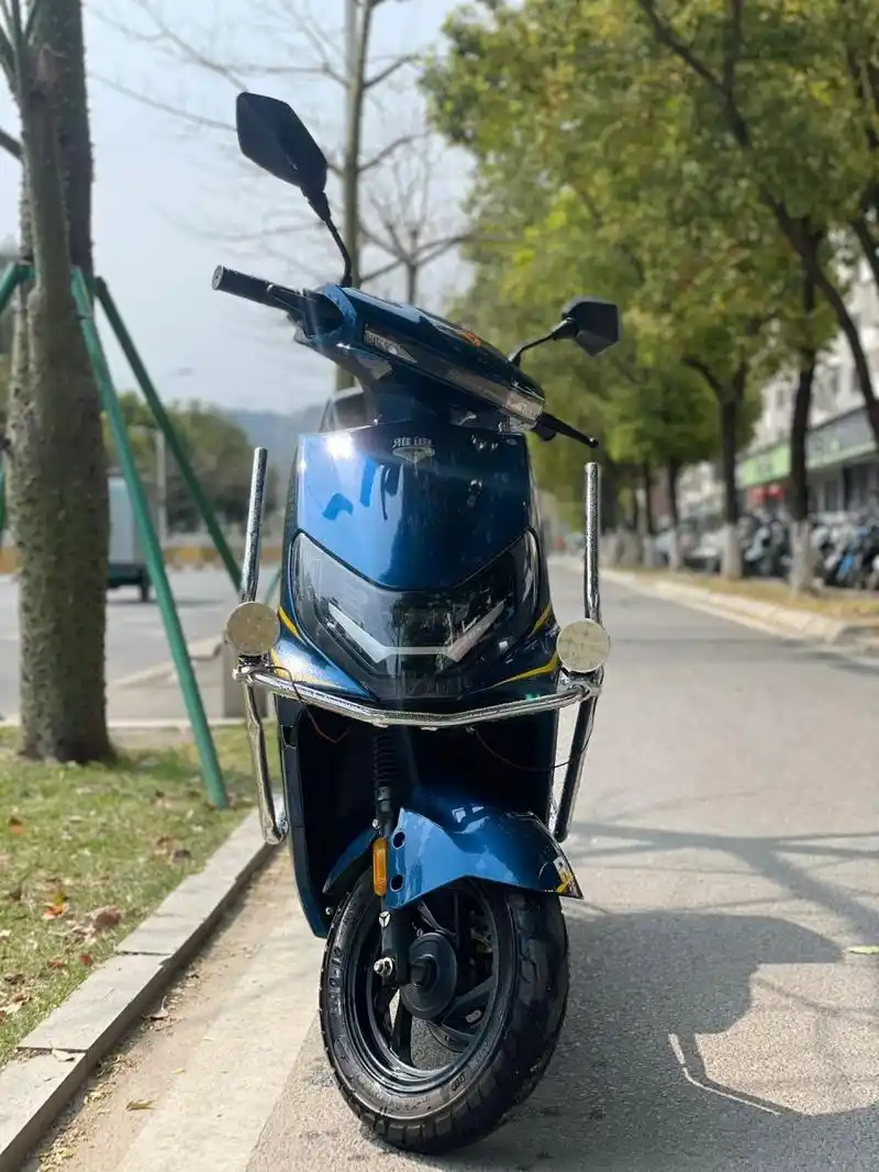 雅迪电动车-欧锐运动版 前后双碟沙刹车更稳定安全 搭载7220雅迪专用