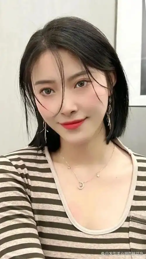 漂亮姐姐的短发一般更具有御姐的成熟感,适合轻熟风的女生,搭配侧分