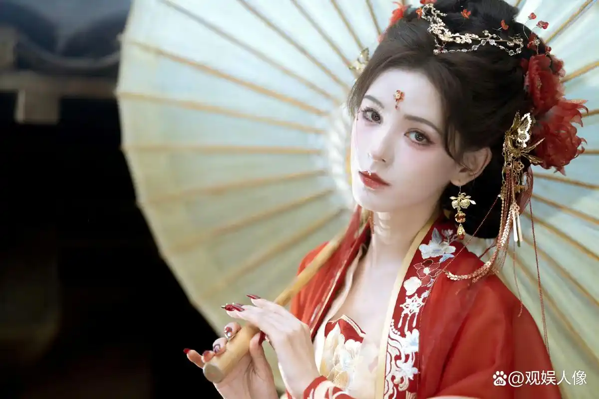 雪白的妆,血红的衣,张予曦的这套古装,演绎出近乎妖异的美