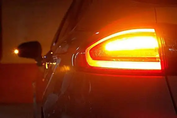 车尾灯为什么是红色?转向灯为什么是黄色?