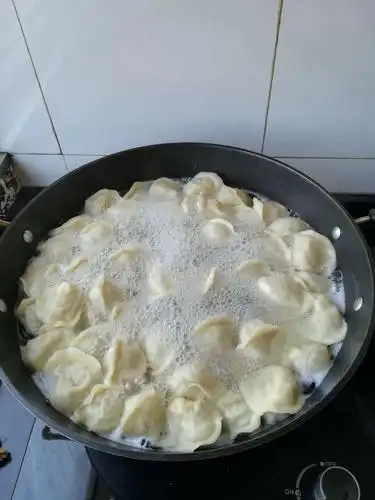 正煮饺子