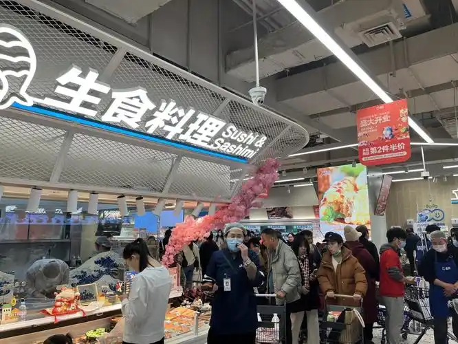 盒马鲜生郑州二七万达店占地面积超过4500平方米,与郑州其他门店相比