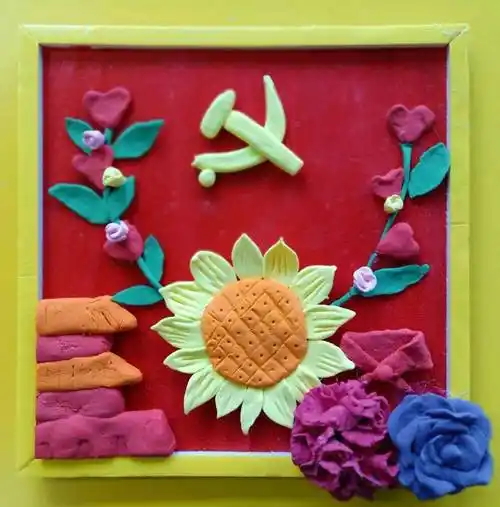 工艺-粘土浮雕画《红色传承 润泽童心》李安然 6岁指导教师 顾奇工艺