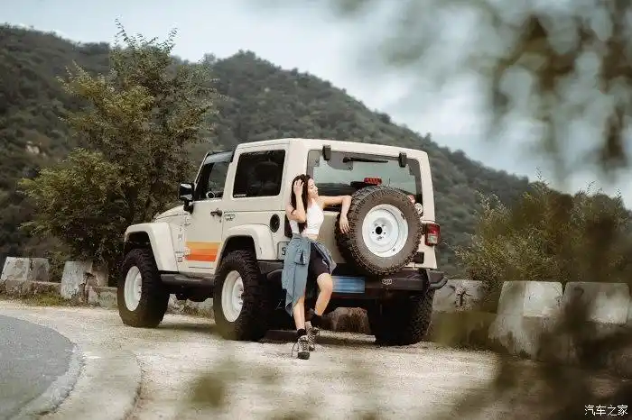 爱健身的硬派女生和她的两门限量版牧马人