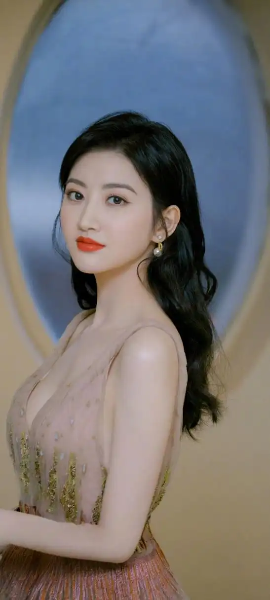 景甜女神身穿优雅又高级的薄纱吊带裙,展现出了女性的风采和魅力.