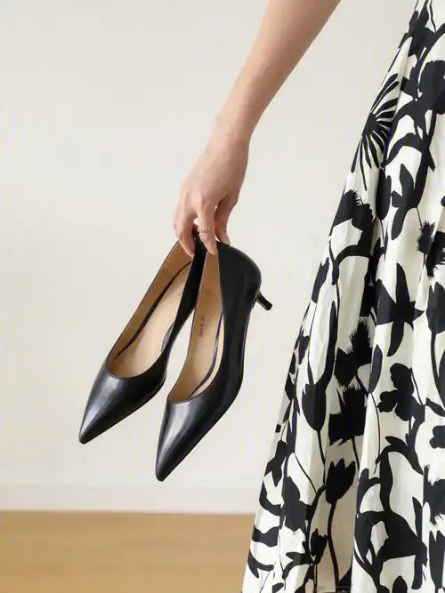 通勤刚需的猫跟鞋百搭好驾驭