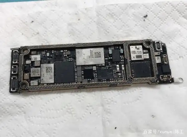 装回cpu,将主板贴合装回手机里.