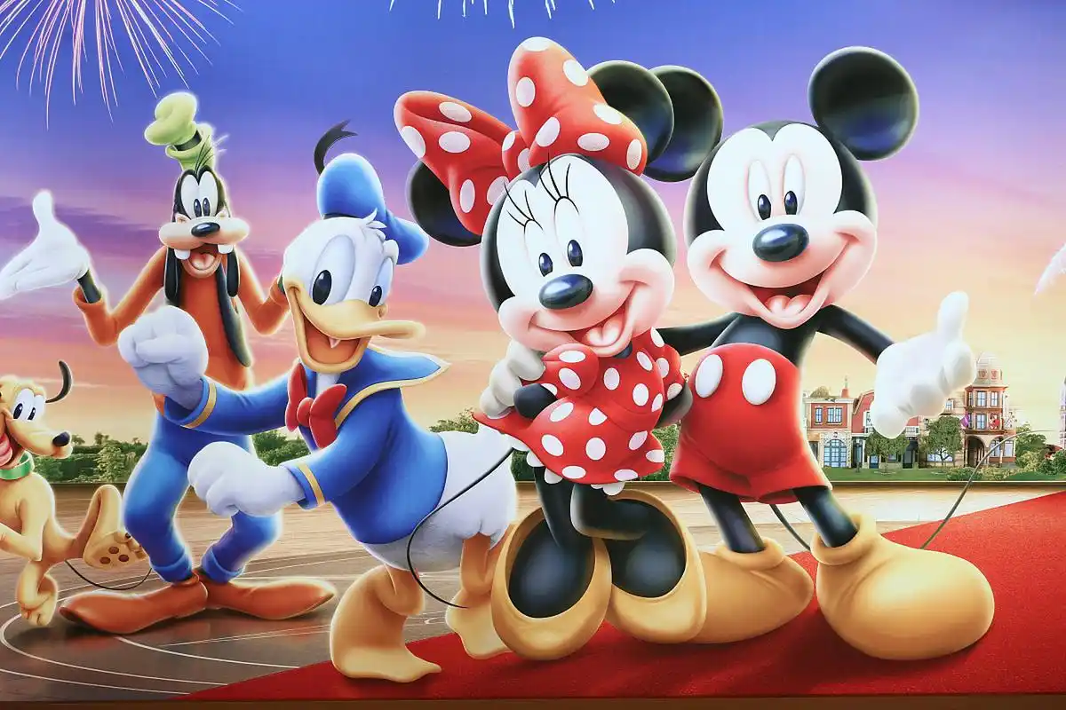 上海迪士尼旅行指南包括排队技巧,吃货攻略,烟火秀观赏地,拍照秘籍