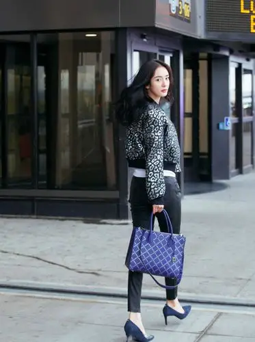 杨幂穿皮裤街拍外套穿一半又飒又帅成辣妈圈穿衣典范