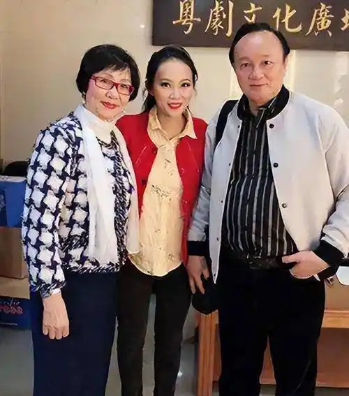 剧中的太子炳显得有点"咸湿",但是现实中的彭炽权对太太林佩珍却始终