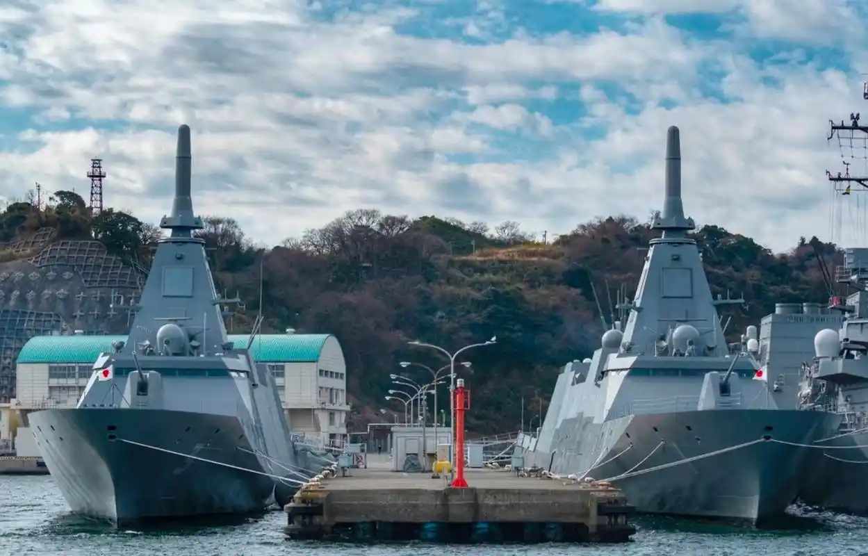 最上级作为日本最新一代的护卫舰,全舰采用隐身化设计,不过高耸入云的