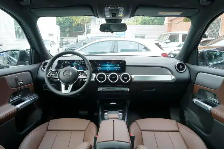 内饰方面,奔驰glb的设计同样与奔驰a级非常相似,整体的设计风格与奔驰