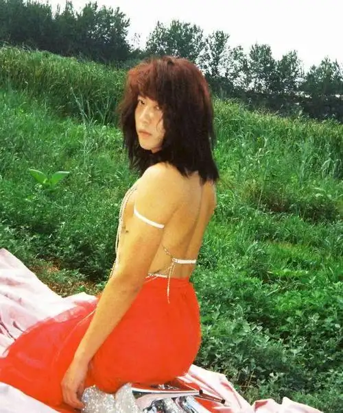 姜思达再次放飞自我河边穿女装大秀身材脚踩恨天高超自信