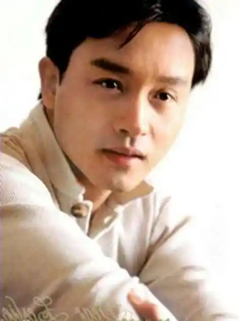 谁有张国荣好看的头像像这样黑白的中分头的只要是张国荣的就行