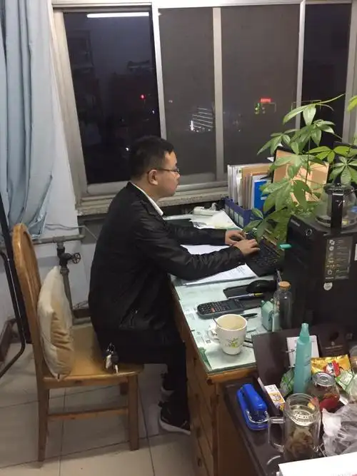 深夜财政局八楼灯火通明,加班中的财政人!