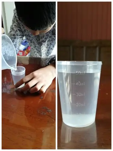 量杯中加入50毫升的水