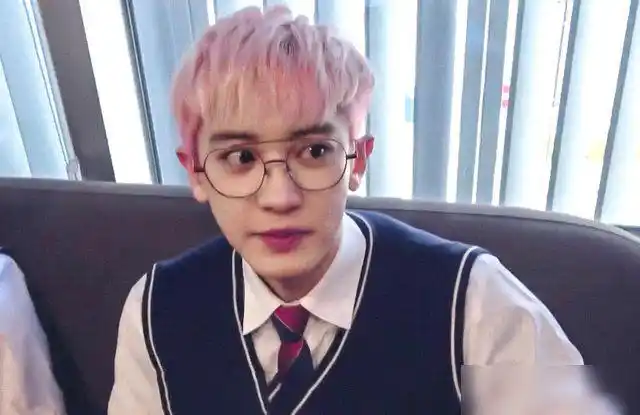 照片中的朴灿烈留着寸头,他身穿绿色迷彩服,胸口处还有他名字的标牌.