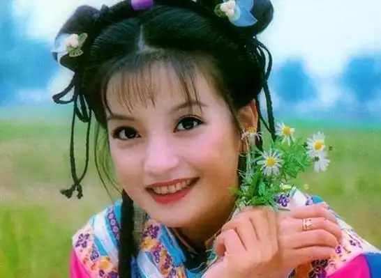 1980年代末,电视剧《还珠格格》风靡大江南北,一位名为"小燕子"的女