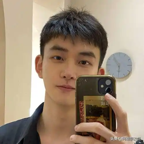 今夏男生发型先别瞎剪,理发师建议这3款,剪完清爽帅气又很潮_阿潮
