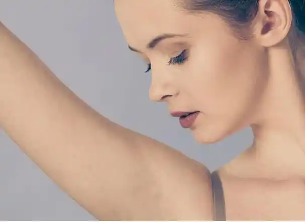 腋毛是人体毛发的一种,位于腋窝处,形状多不规则,一般在青春期开始