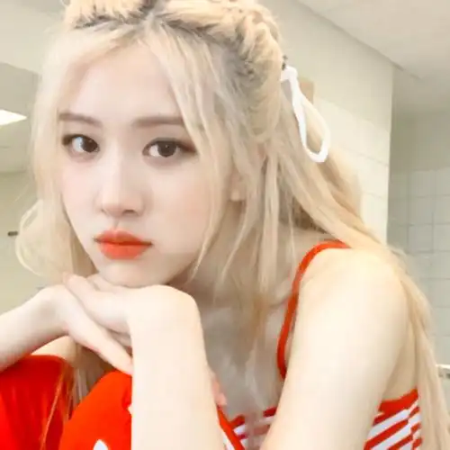 "你野蛮生长 是我见过最美的玫瑰." rosé朴彩英头像.原图cr星河邮递.