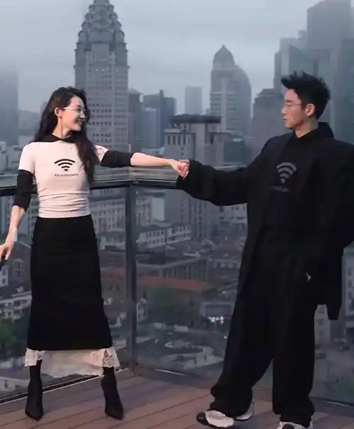 郑恺苗苗情侣大片花絮曝光,网友在线辣评:他俩穿的鞋没一个合脚